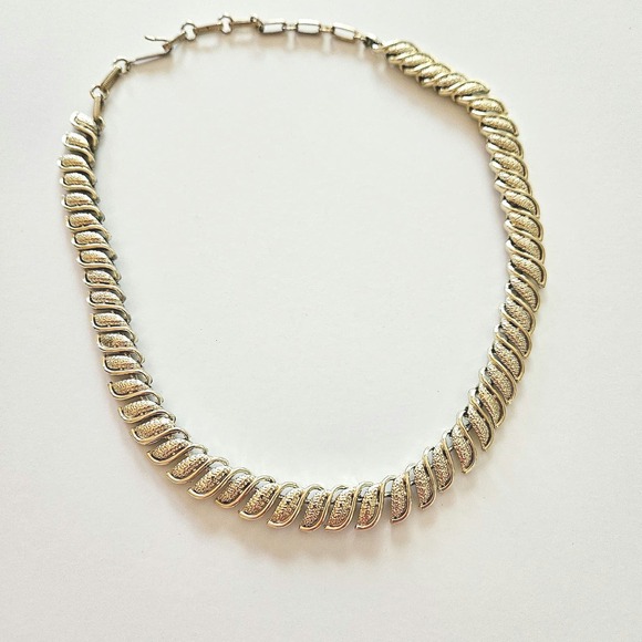 Gilded Glamour: Vintage Coro S-Link Necklace & Leaf Earrings Set - Picture 5 of 14